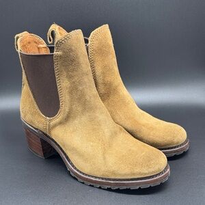 Frye Sabrina Chelsea Ankle Boots in Tan Suede ask 9